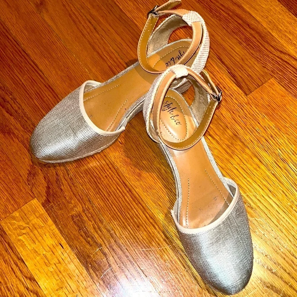 Style & Co gold ankle strap low heels espadrilles size 8
